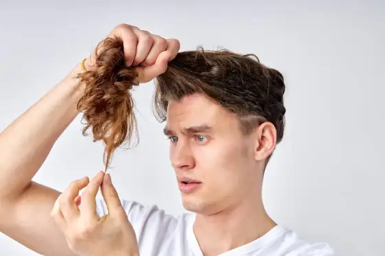 Kaputte Haare retten - Dein realistischer Plan gegen Spliss & Bruch
