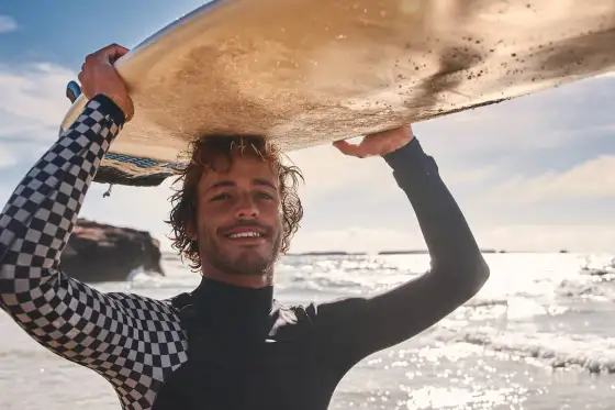 Surfer-Frisur stylen - Dein Guide für den perfekten Beach-Look